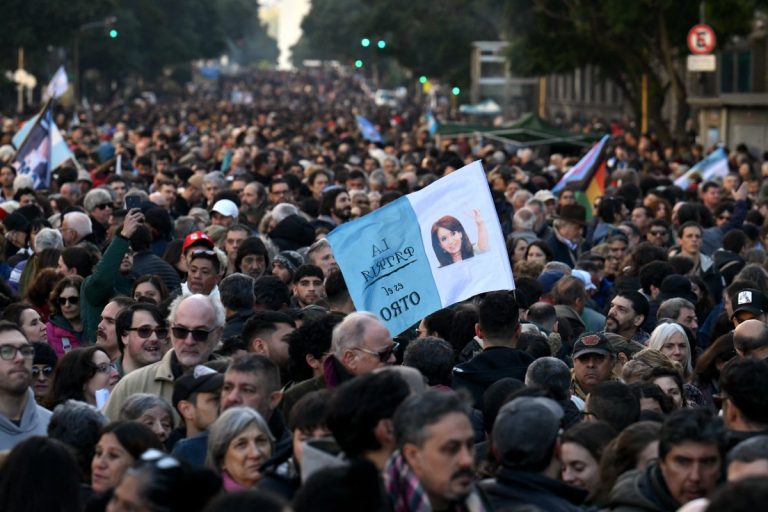 Argentinos lotam a Praça de Maio em apoio a Cristina Kirchner, que está impedida de ir à janela