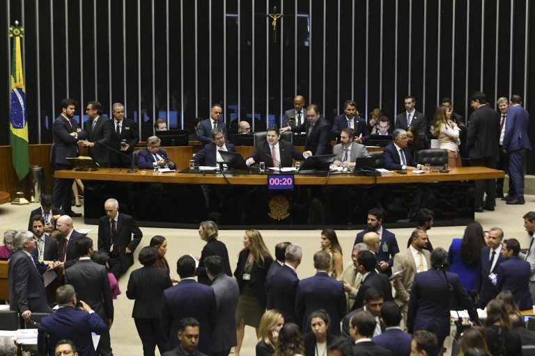 Pagar salários com recursos de emendas pode? Não, mas o Congresso aprovou