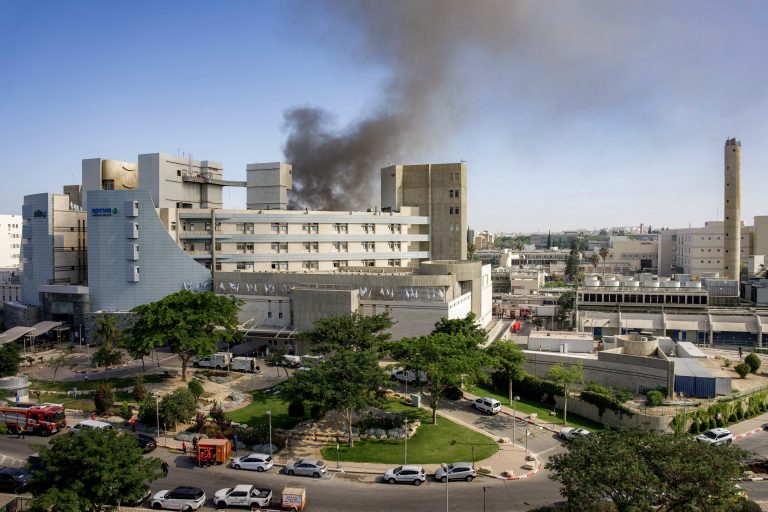 Ministro da Defesa de Israel ameaça matar líder supremo do Irã após ataque a hospital