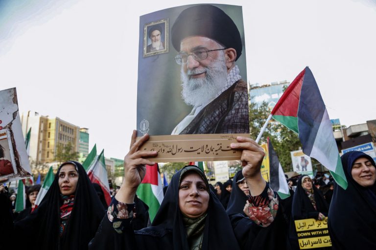 Khamenei alerta para consequências e Trump diz que decidirá 'em 2 semanas' se entra no conflito
