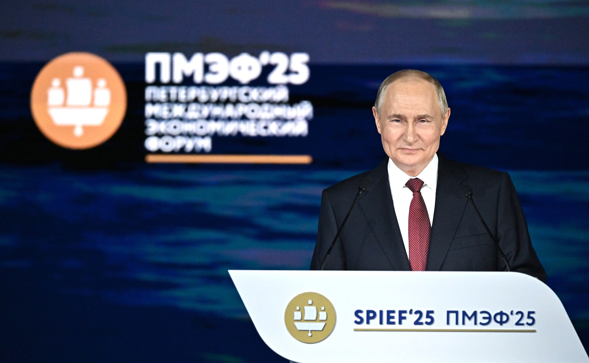 Presidente russo, Vladimir Putin, participa do Fórum Econômico Internacional de São Petersburgo, em 20 de junho de 2025