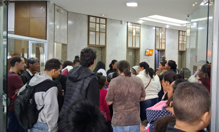 Sem resposta da prefeitura, famílias protestam na sede do PSD contra despejo em Cajamar (SP)