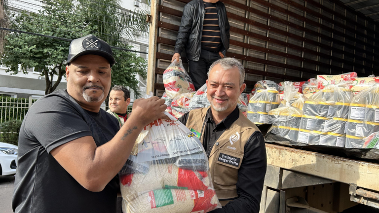 Famílias atingidas por enchentes no RS começam a receber cestas de alimentos da Conab