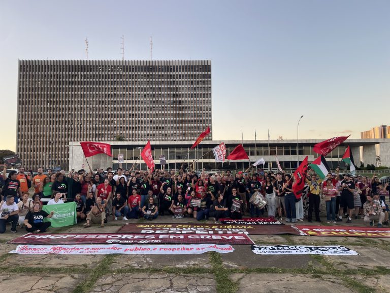 Servidores públicos do DF protestam contra Ibaneis em ato unificado