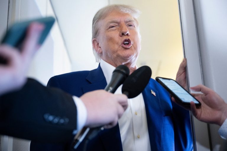Trump anuncia tarifa de 50% sobre produtos brasileiros em carta com defesa de Bolsonaro