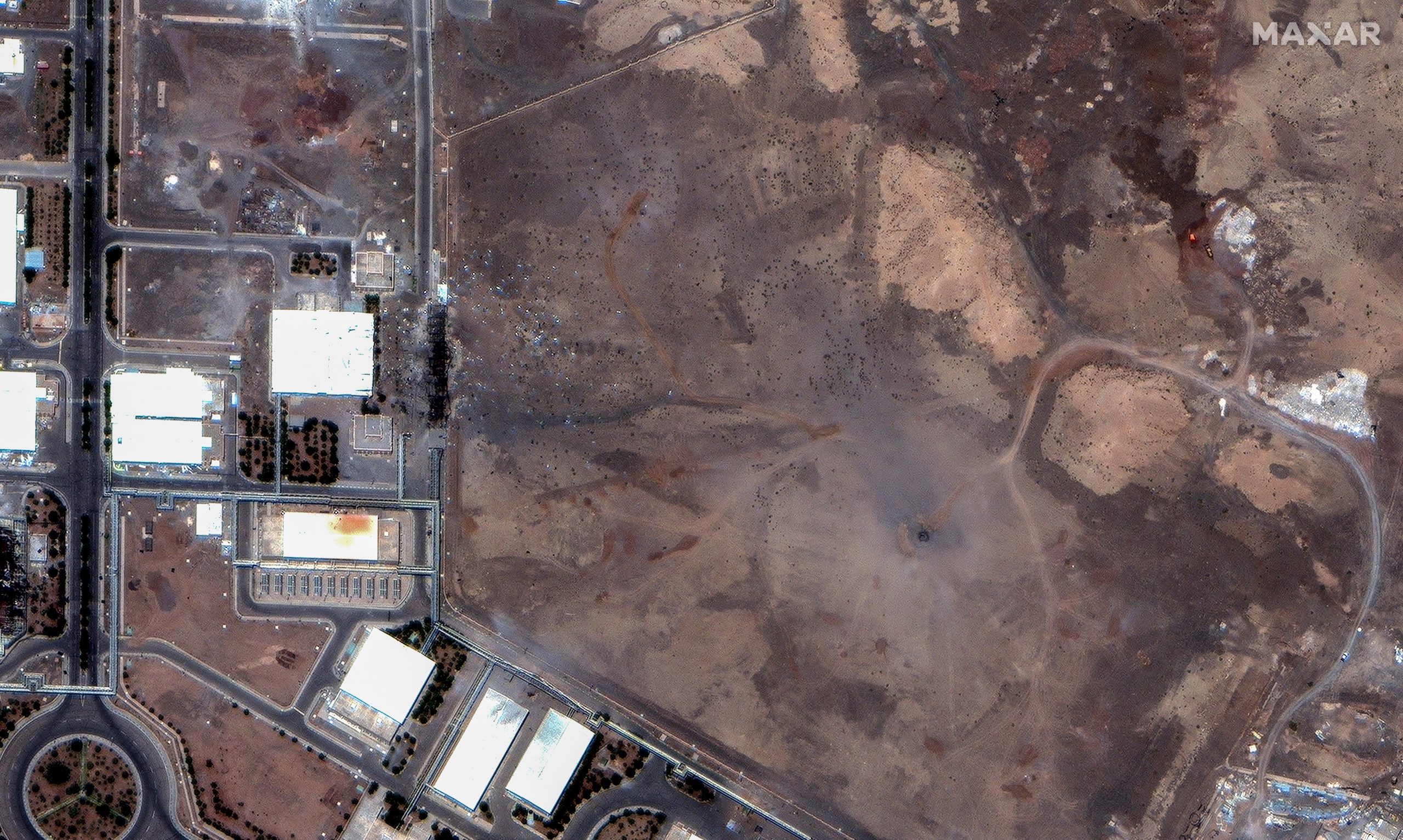 Imagem de satélite mostra crateras de ataques aéreos sobre salas de centrífugas subterrâneas na instalação de enriquecimento nuclear de Natanz, no centro do Irã