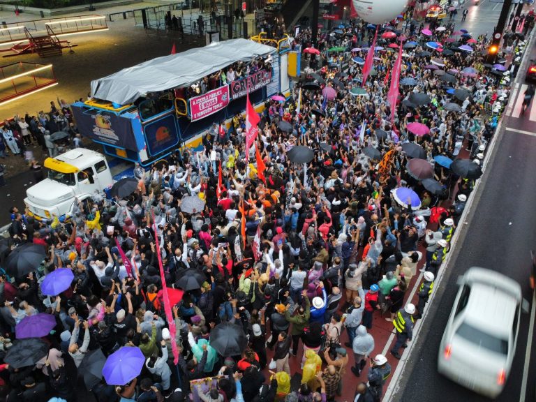 Professores de SP intensificam mobilização contra ataques de Tarcísio: 'Mal conseguimos comer'