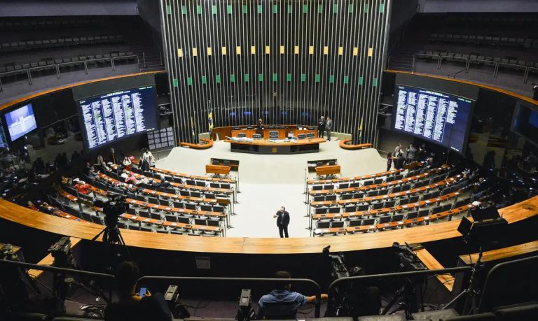 Povo apoia taxar bilionários, bancos e bets e acha que Congresso protege ricos, diz pesquisa