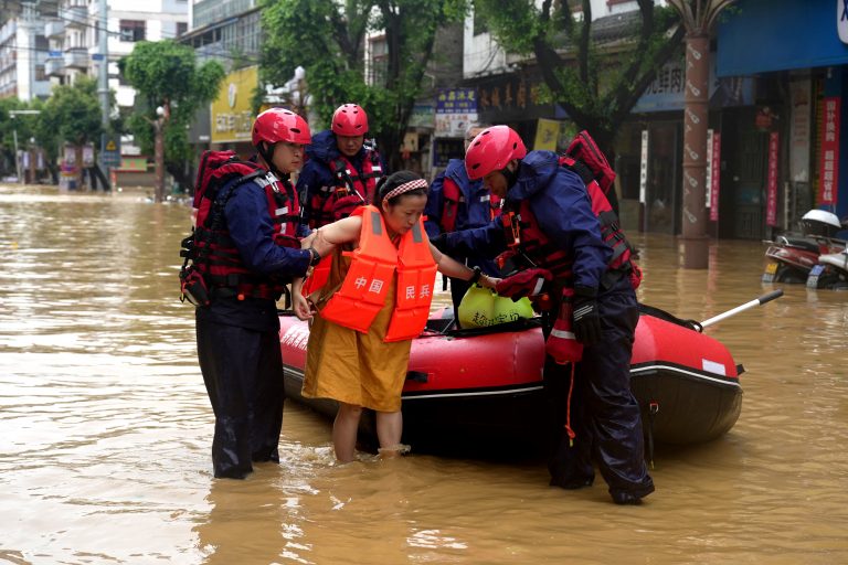 Fortes chuvas causam inundações e forçam evacuação de mais de 70 mil pessoas na China
