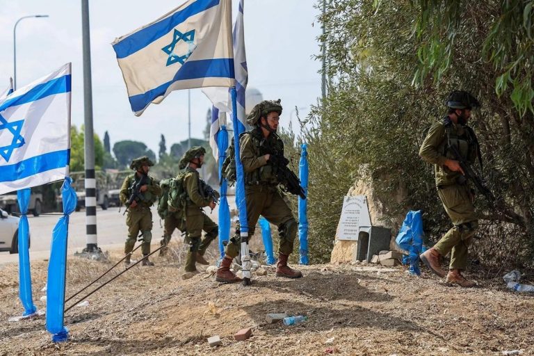 soldados em campo carregam a bandeira de israel
