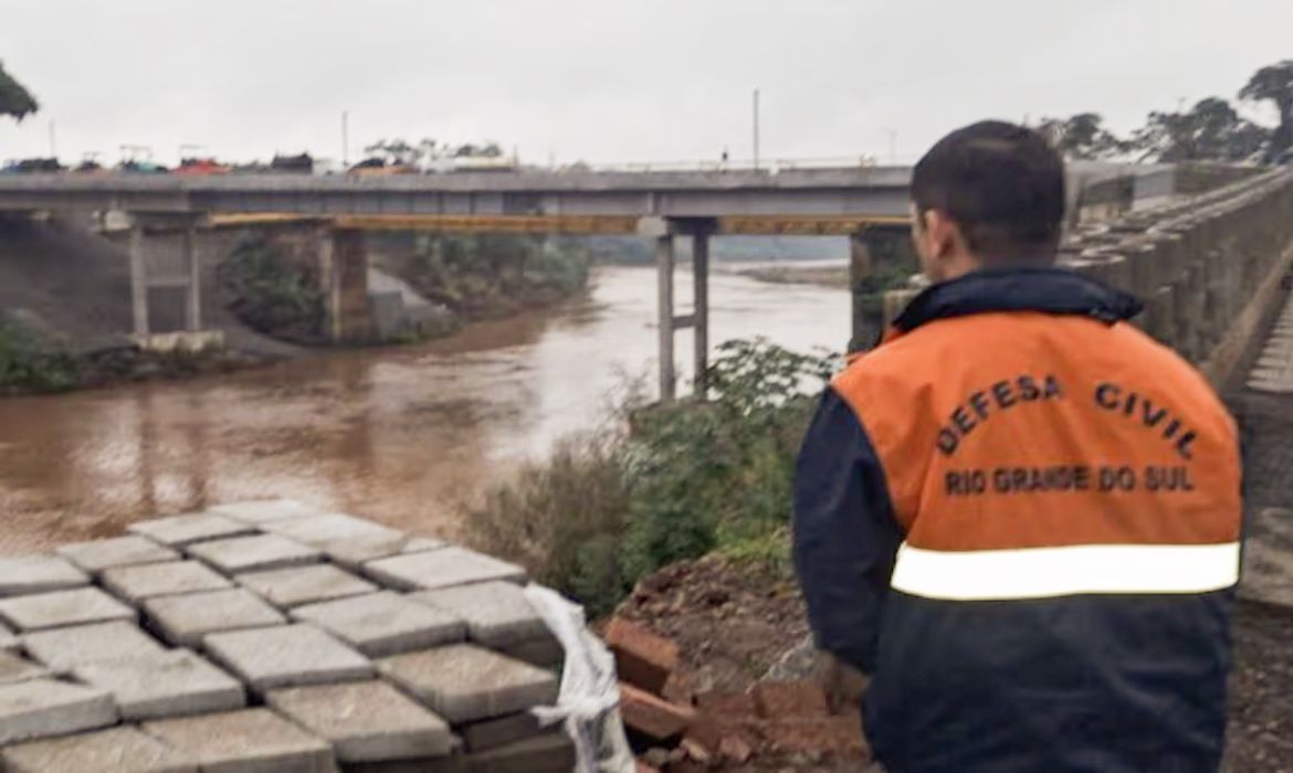 Equipes da Defesa Civil monitoram rios em cota de atenção e alerta no Rio Grande do Sul após novos acumulados de chuva