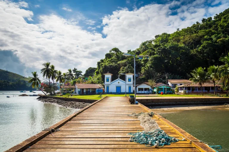 Em contraponto a leilão de terras, Paraty (RJ) reconhece direitos de comunidades caiçaras