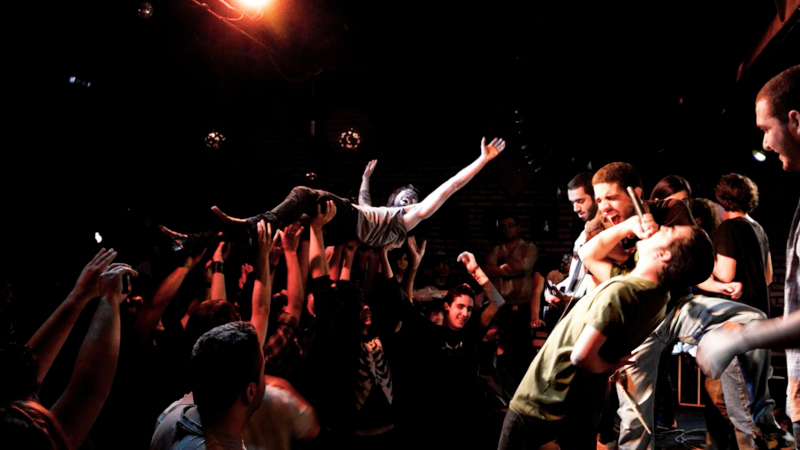 Na Cinemateca Brasileira, uma das estreias desta sexta-feira (13) será o documentário “Goiânia Rock City”, que explora o florescimento da cena alternativa goianiense revelando bandas, festivais e espaços que fomentam uma rica diversidade de timbres, estilos e gêneros