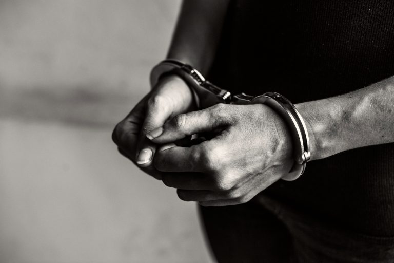 Feminicídios, injúrias raciais e violência contra LGBT+ crescem no Brasil, aponta anuário