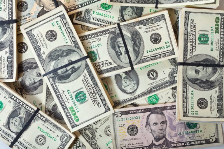 Cotação do dólar caiu para R$ 5,43 nesta segunda-feira (30), menor valor desde setembro de 2024