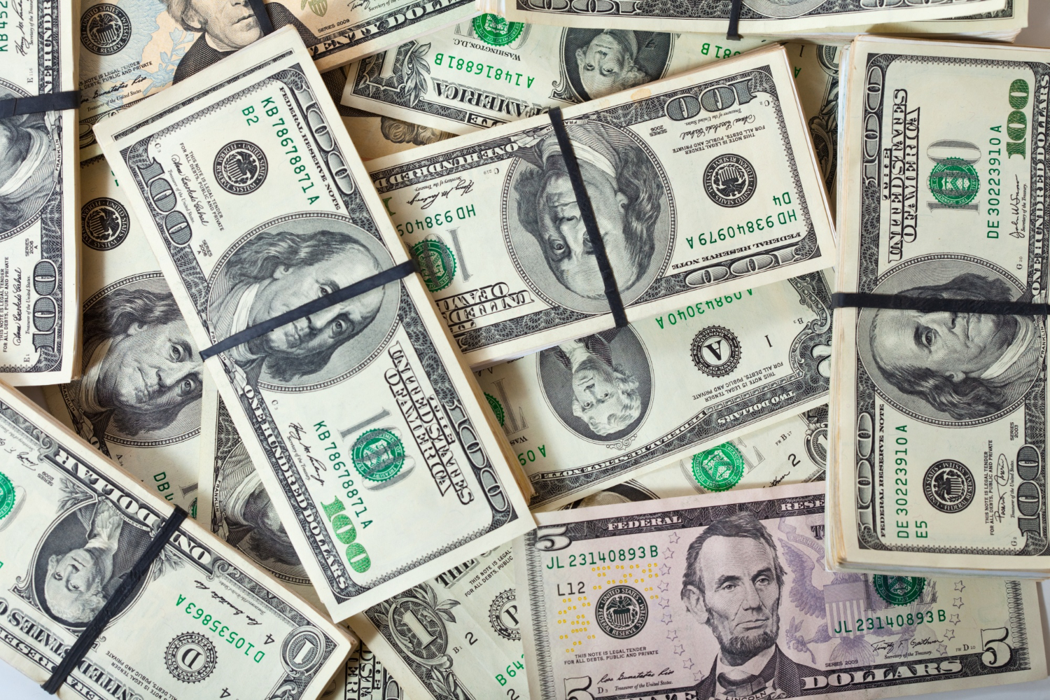 Cotação do dólar caiu para R$ 5,43 nesta segunda-feira (30), menor valor desde setembro de 2024
