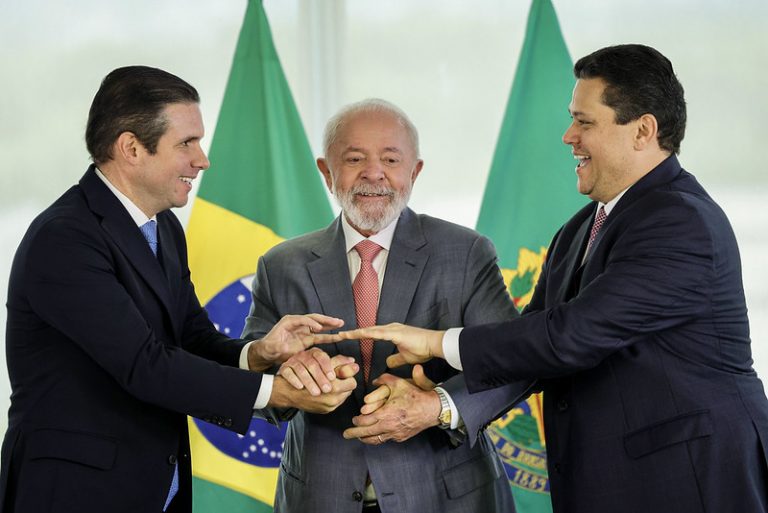 Emendas fragilizam governo e ministérios já não bastam para agradar, avalia cientista política