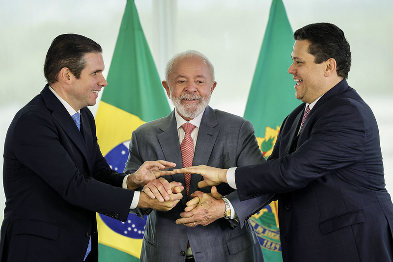 Presidente Luiz Inácio Lula da Silva reunido com os presidentes do Senado, Davi Alcolumbre (d), e da Câmara dos Deputados, Hugo Motta (e)
