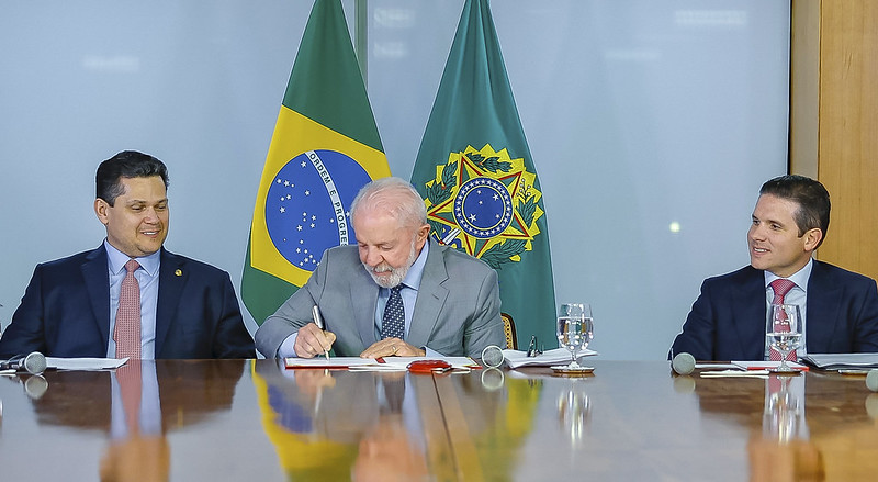 Entrega da PEC da Segurança Pública, com o presidente do Senado, Davi Alcolumbre; o presidente da República Lula; e o presidente da Câmara, Hugo Motta