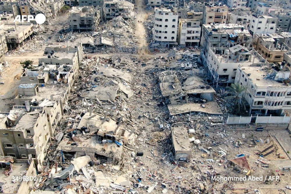 Uma vista aérea em 26 de dezembro de 2023 mostra prédios destruídos em Beit Lahia, após bombardeios israelenses no norte da Faixa de Gaza