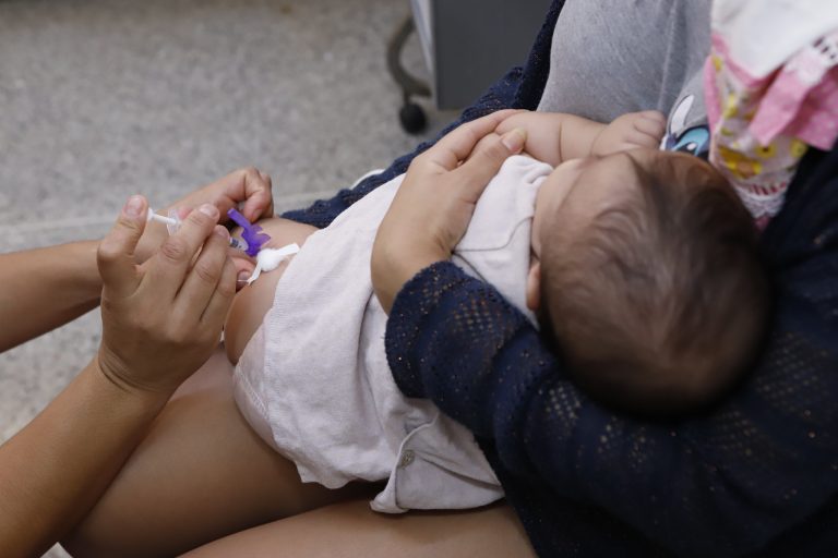 Vacina contra meningite começa a ser aplicada em bebês de 12 meses na rede pública do DF