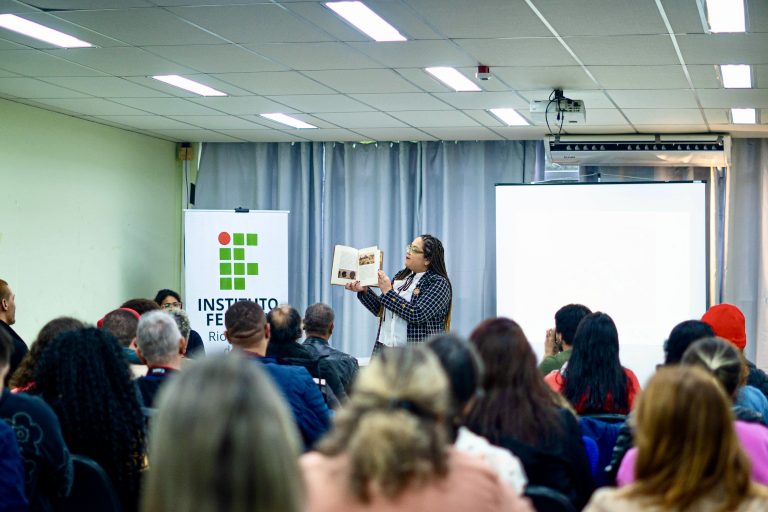 Projeto ‘Territórios Negros de Alvorada’ distribui livros e jogos às escolas