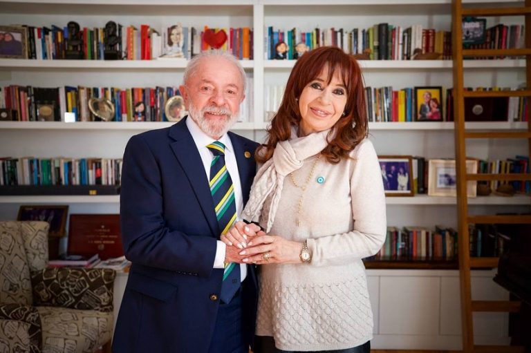 Lula é primeiro líder internacional a visitar Cristina Kirchner em prisão domiciliar 