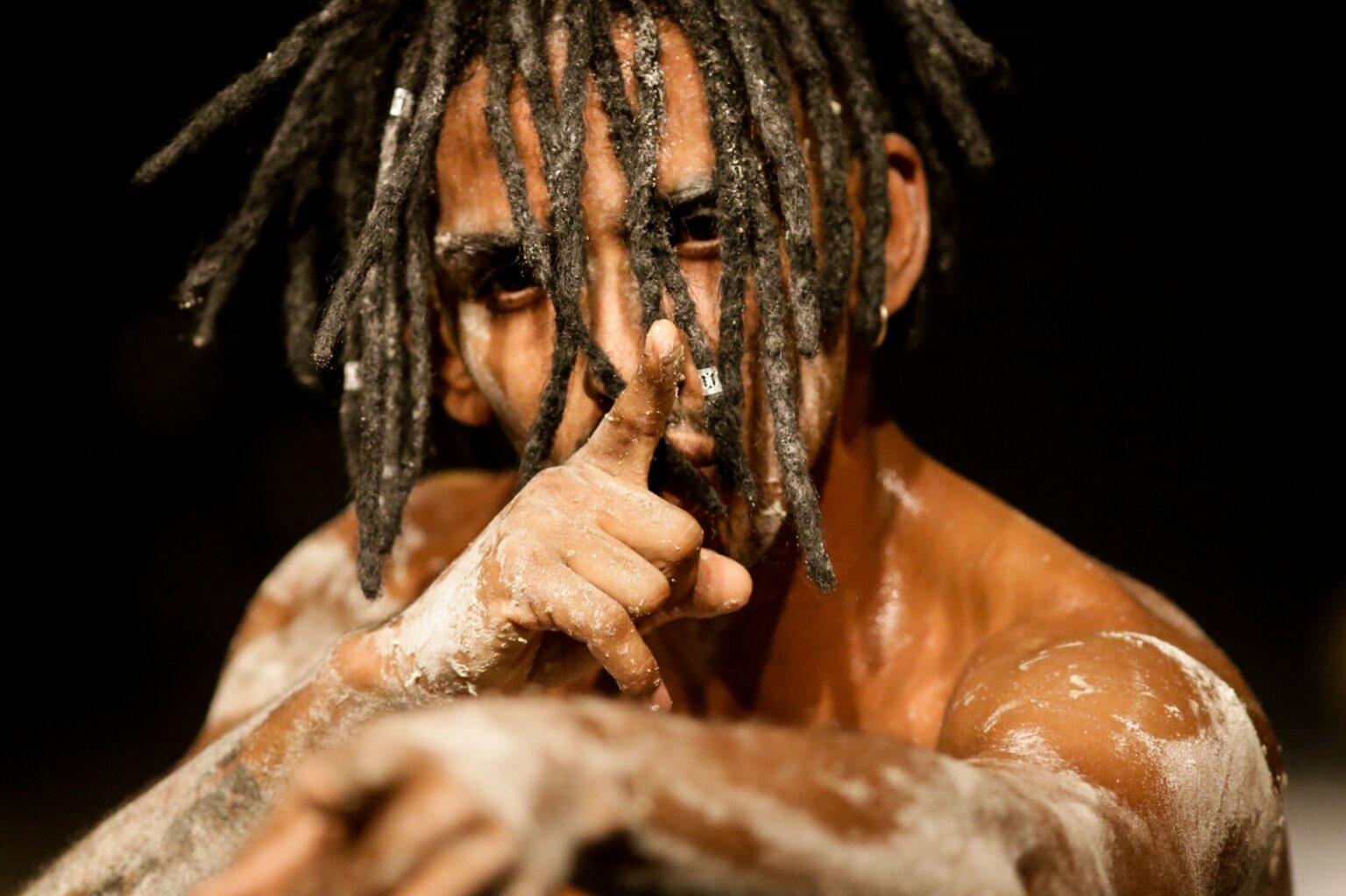 Espetáculo Meia Noite, de Orun Santana, mistura capoeira, samba de coco, brega funk, cavalo marinho, vaquejada e muito mais