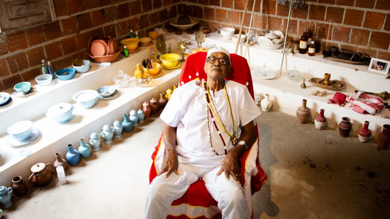 Filme exalta ervas medicinais e sabedoria ancestral do candomblé; estreia é neste domingo (6)