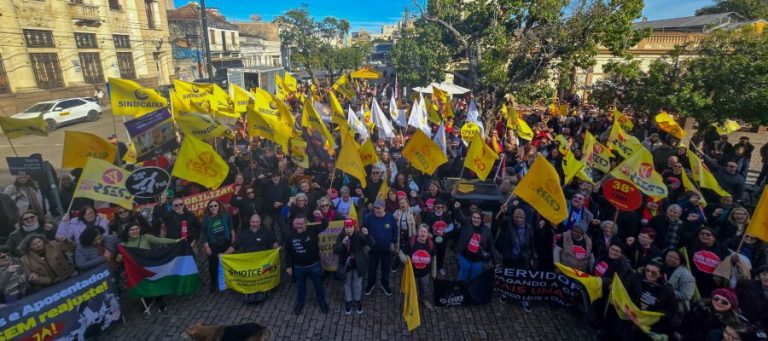 Servidores saem às ruas em Pelotas (RS) por reajuste salarial e em defesa do IPE Saúde