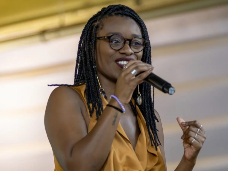 Livro denuncia como racismo impacta primeira infância: 'Bebês negros recebem menos colo'