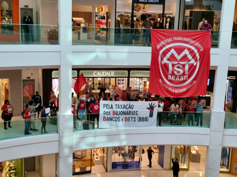 MTST ocupa shopping Leblon, mais luxuoso da zona sul do RJ, pela taxação dos super-ricos
