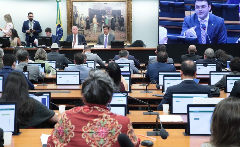 Dividida, oposição pede vista e adia votação da PEC da Segurança na CCJ da Câmara