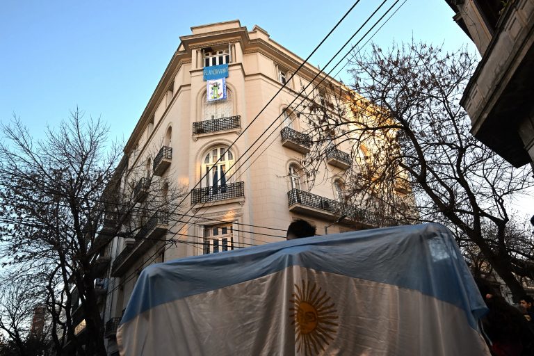 Peronistas marcham em apoio a Cristina Kirchner em dia da Independência da Argentina