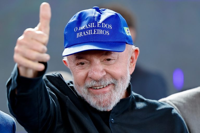 Lula anuncia acordo para atingidos de Mariana e critica Bolsonaro e Trump: 'Coisa covarde'