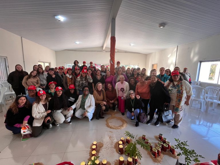 Ministra das mulheres visita assentamento atingido pelas enchentes em Eldorado do Sul