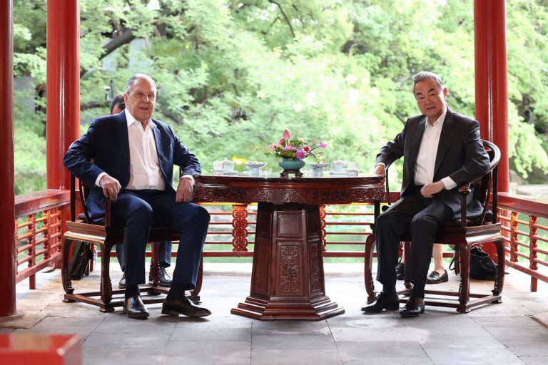 Ministros da China e Rússia se reúnem em Pequim e falam em reforçar alinhamento entre países