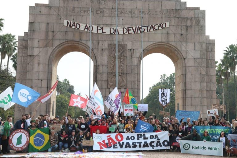 Ato em Porto Alegre diz não ao projeto que flexibiliza licenciamento ambiental