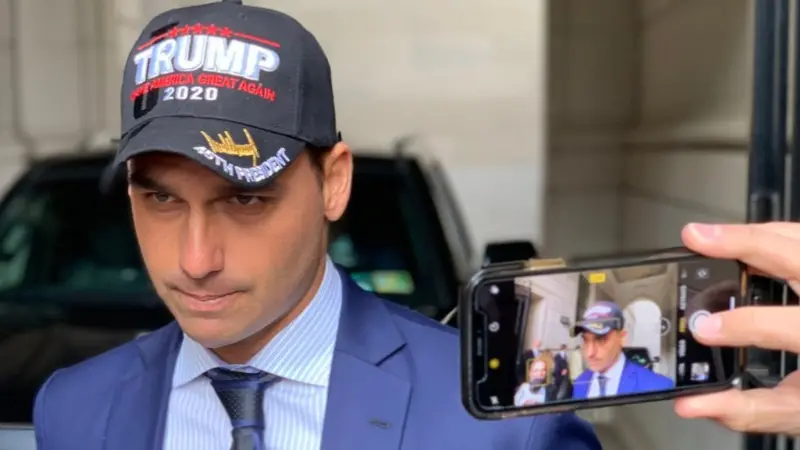Eduardo Bolsonaro com boné pró Trump