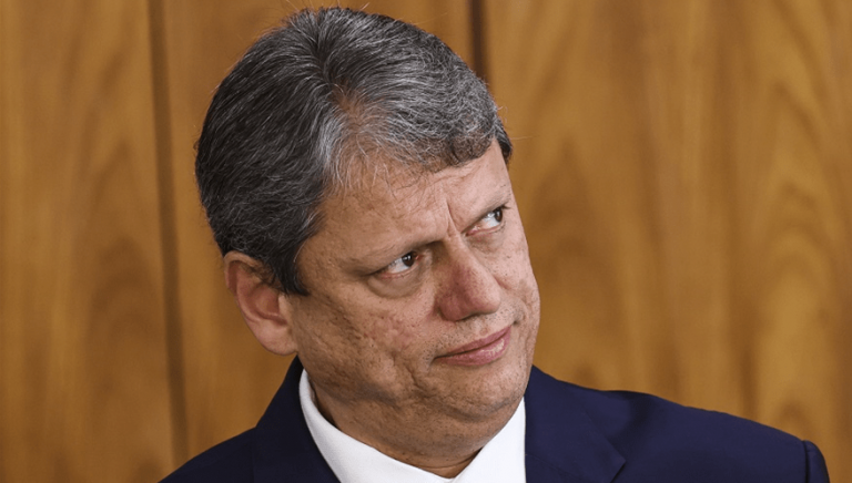 Crise da taxação de Trump isola Tarcísio de Freitas na corrida eleitoral de 2026