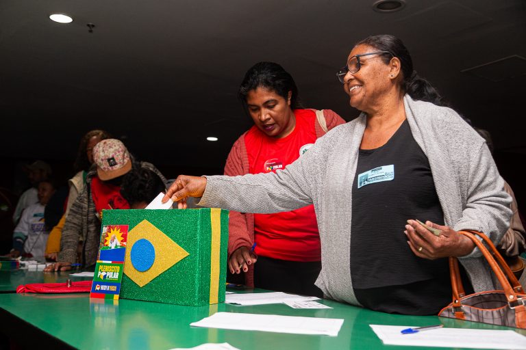 Plebiscito Popular pelo fim da escala 6x1 termina no domingo (12) e convoca mutirão na reta fin