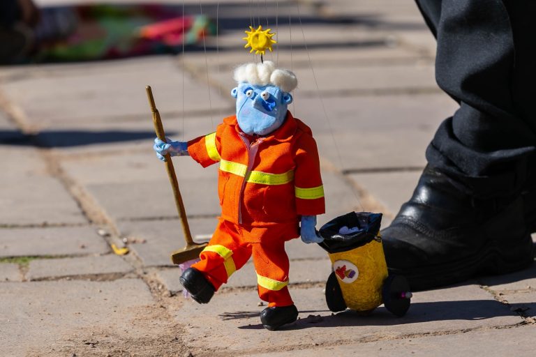 Espetáculo de marionetes ‘Trabalhadores’ chega a Porto Alegre neste domingo (20)