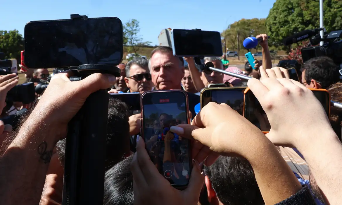 Bolsonaro vai a PF colocar tornozeleira