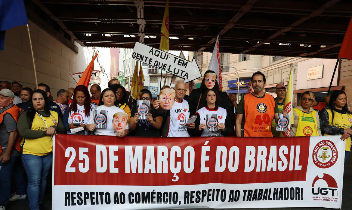 Manifestação na região da Rua 25 de Março, no centro de São Paulo, contra a tentativa de interferência no Brasil do presidente dos Estados Unidos, Donald Trump