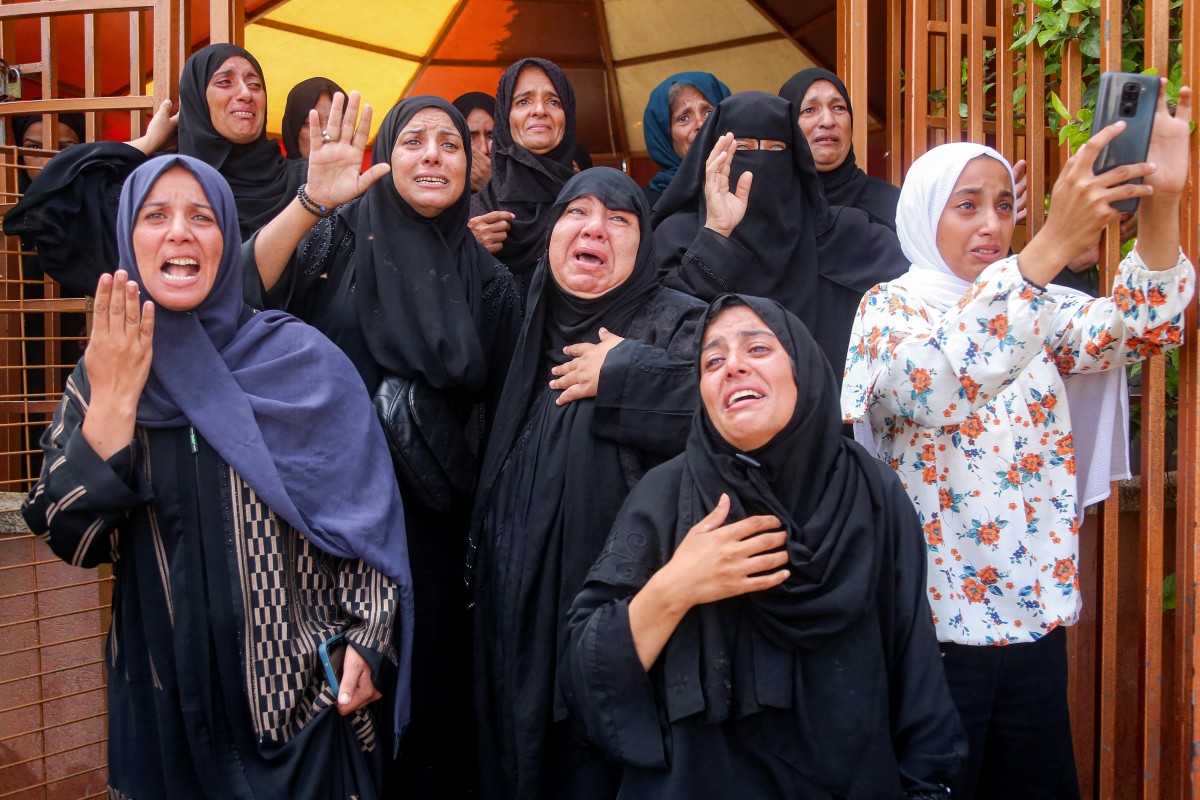 Mulheres em luto pelas vítimas de um bombardeio israelense em Khan Yunis, no Sul da Faixa de Gaza