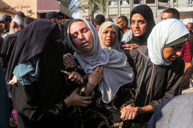 Israel invade Gaza em ataque terrestre; Em 24 horas, 92 morreram em fila de comida e 19 de fome