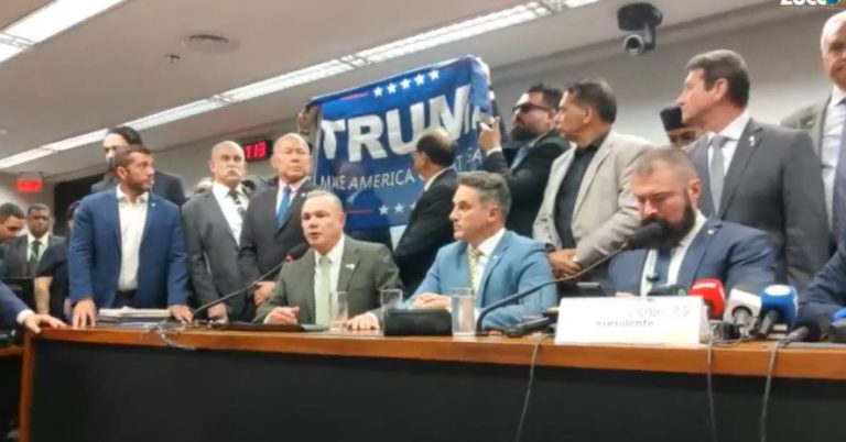 Às vésperas de tarifaço, deputados exibem bandeira de Trump ao defender Bolsonaro na Câmara