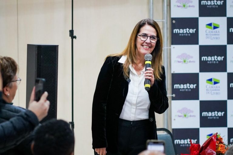 Com o tema 'Beba desta fonte', Feira do Livro de Porto Alegre terá Martha Medeiros como patrona