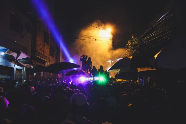 Violência policial fecha bailes funk em Paraisópolis, maior favela de São Paulo