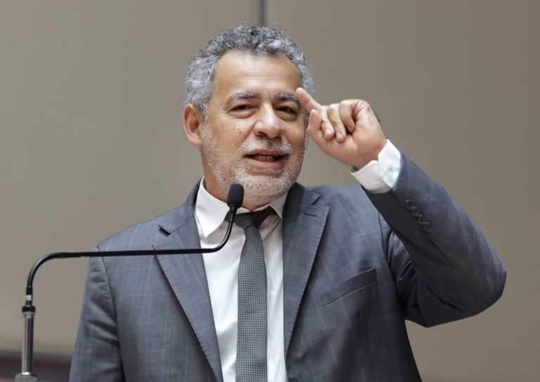 'MG não pode ficar só com os buracos da mineração', defende deputado Jean Freire (PT)